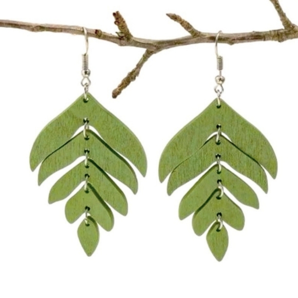 Fashionista Fix Boutique Jewelry - Green - Leaf Feather Wooden Drop Geometric Earrings